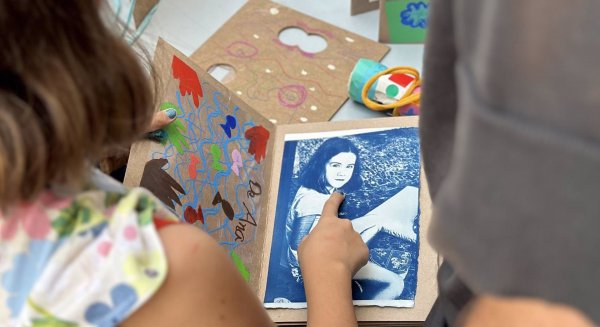El Museo Picasso propone un taller familiar para descubrir la obra de Meyerowitz a través de la cianotipia