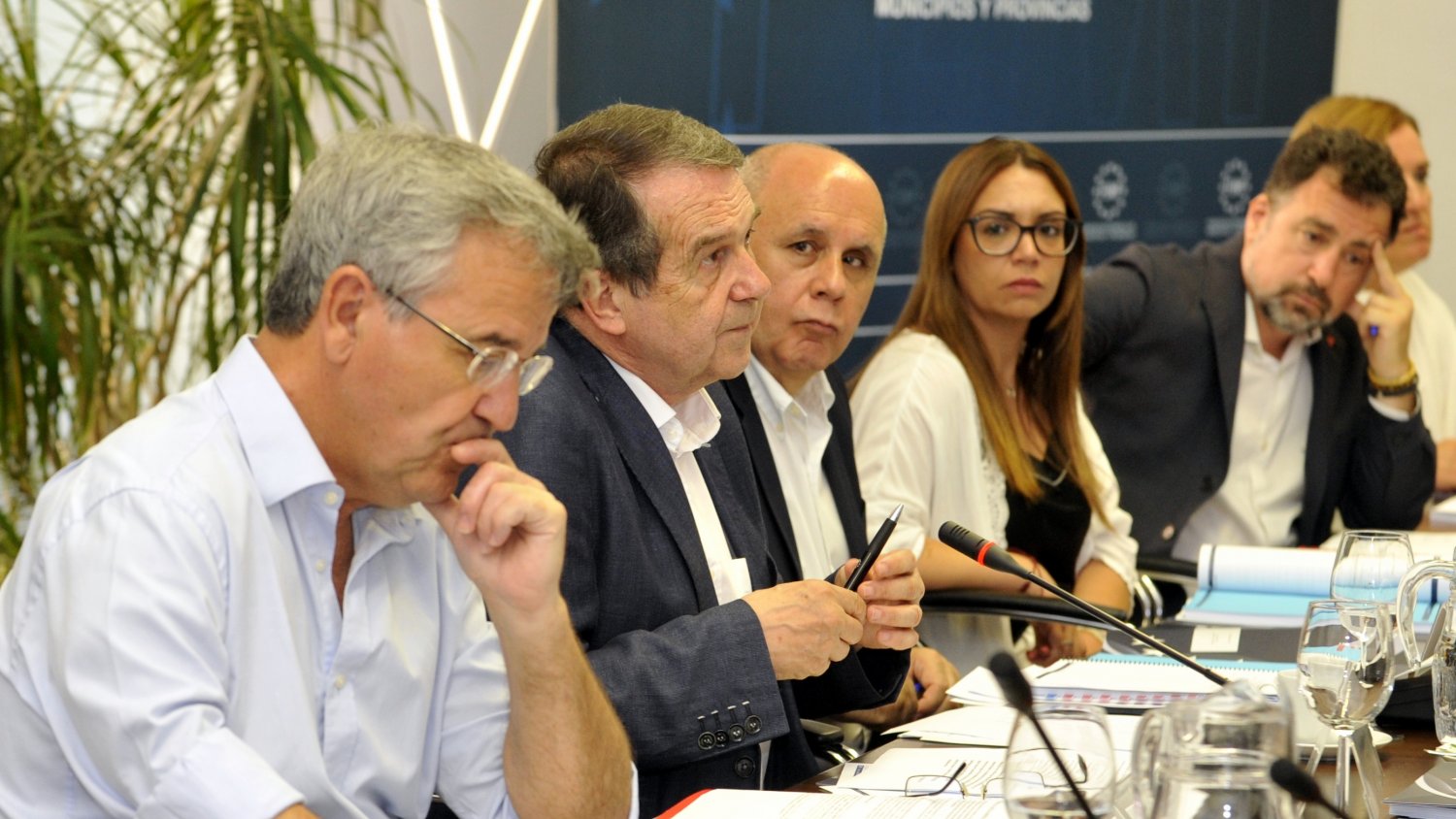 Estepona pide en la FEMP un plan nacional de ayuda a los municipios costeros para hacer frente a la invasión del alga asiática