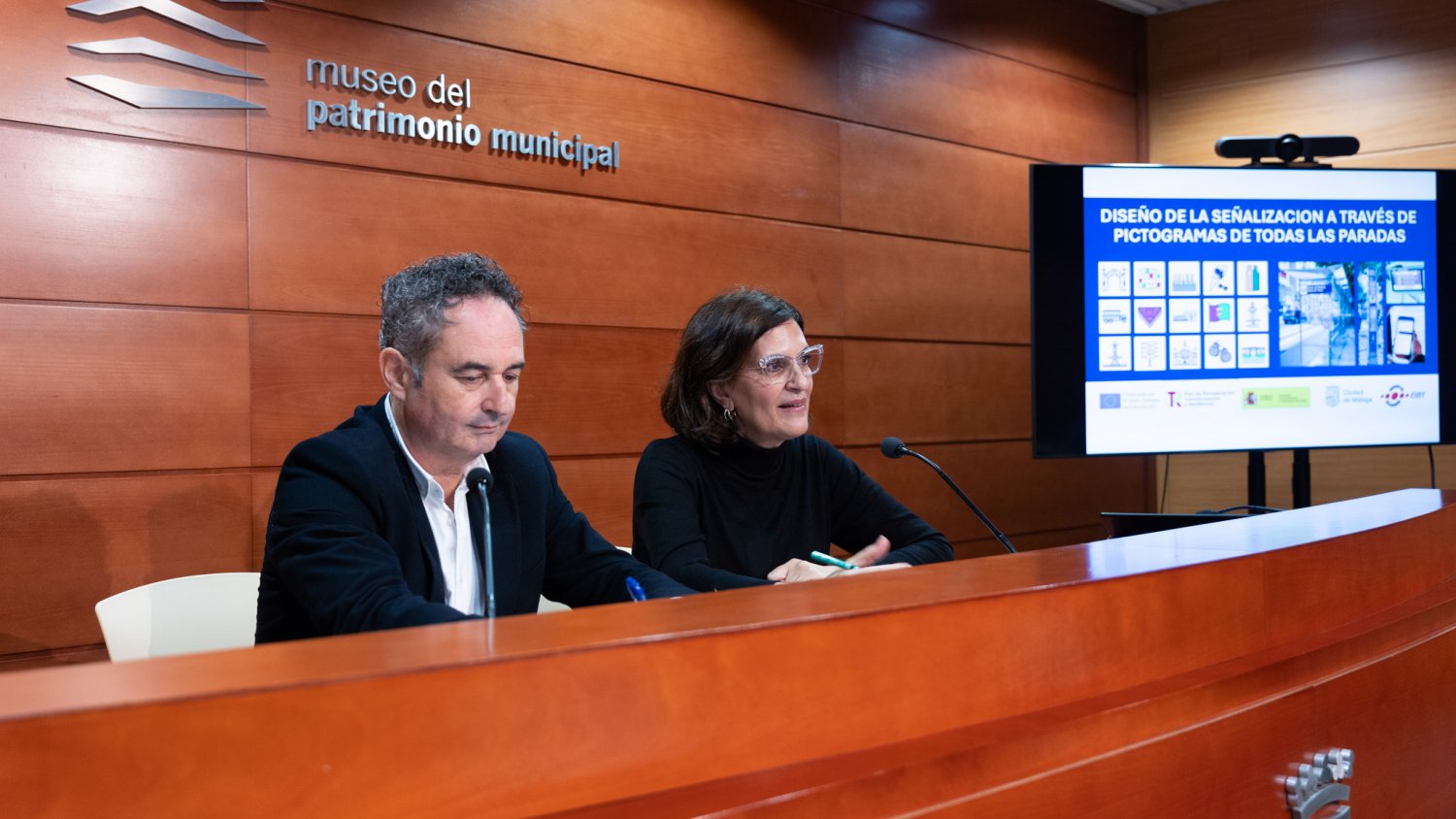 El Ayuntamiento de Málaga lanza una red de pictogramas accesibles para identificar todas las paradas de autobús de la ciudad 