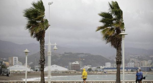 Málaga activa la alerta amarilla por vientos costeros en la comarca de la Axarquía