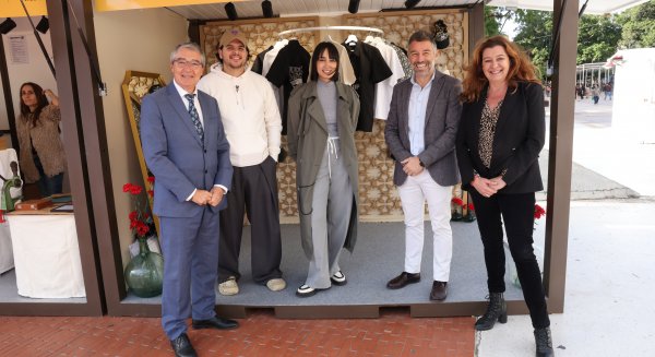 19 firmas de Málaga de Moda ponen a la venta sus colecciones de ropa y complementos en La Plaza de La Marina hasta el lunes