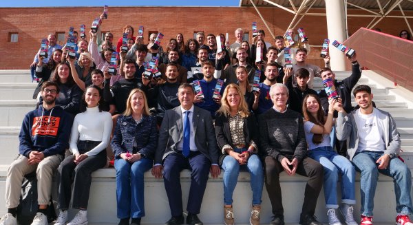 Los deportistas ganadores del Trofeo Rector 2024 reciben su reconocimiento por la UMA