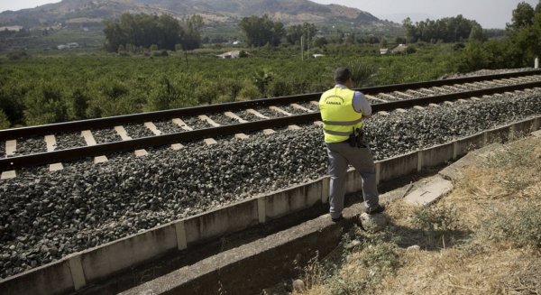 Un atropello mortal a un hombre en un zona prohibida del Cercanías corta la línea C2 Álora-Málaga