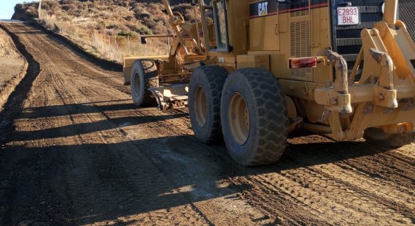 El Ayuntamiento de Estepona realiza trabajos preventivos de limpieza y acondicionamiento en seis caminos rurales