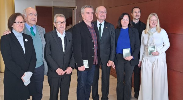 Lorenzo Oliván gana el IX Premio Aforismos con su libro 'La óptica sutil'
