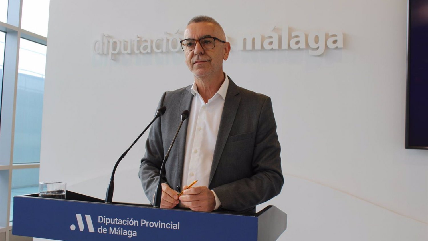 Con Málaga pide que se amplíe la cartera de servicios sanitarios en el Costa del Sol y el hospital de Estepona