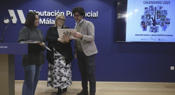 La Diputación colabora un año más en la edición del calendario solidario 2025 de la Asociación Fibrosis Quística de Málaga