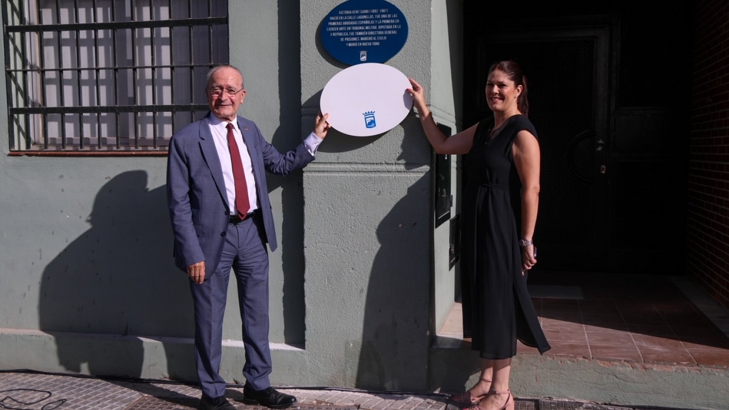 El Ayuntamiento homenajea a Victoria Kent con la colocación de una placa del plan 'Málaga Hace Historia'