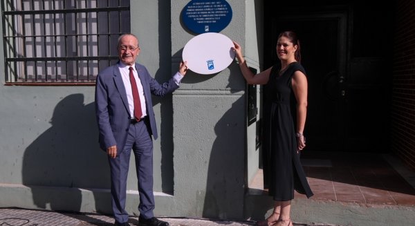 El Ayuntamiento homenajea a Victoria Kent con la colocación de una placa del plan 'Málaga Hace Historia'