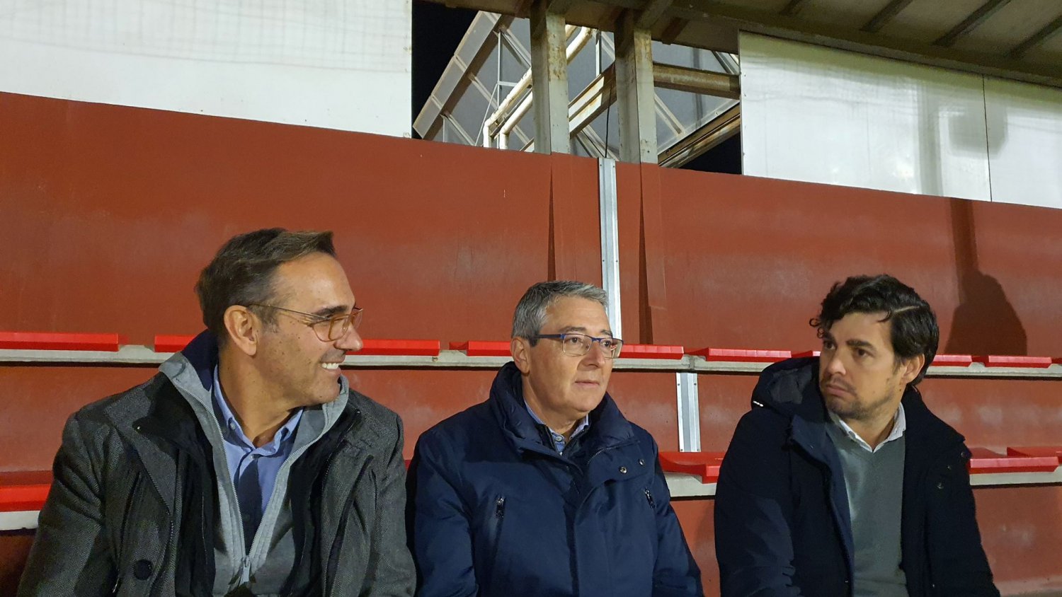 El Ayuntamiento instala mil nuevos asientos en las gradas del campo de fútbol de Francisco Romero de Rincón de la Victoria