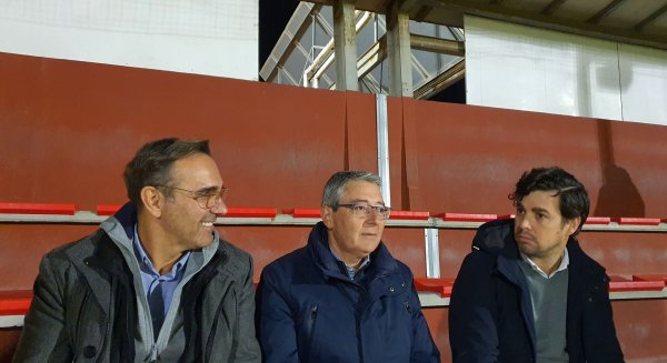 El Ayuntamiento instala mil nuevos asientos en las gradas del campo de fútbol de Francisco Romero de Rincón de la Victoria
