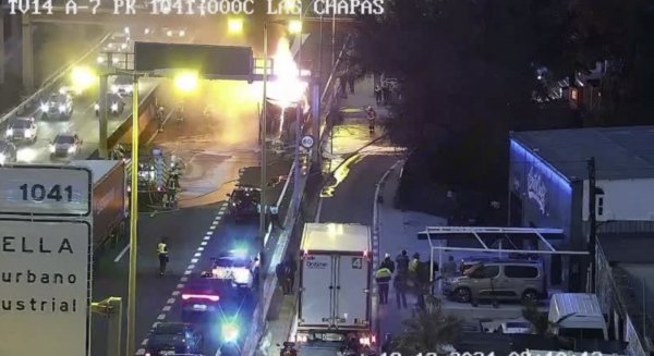 Vuelve a abrir el carril izquierdo de la A-7 tras el permanecer cortada la vía por el incendio de un camión