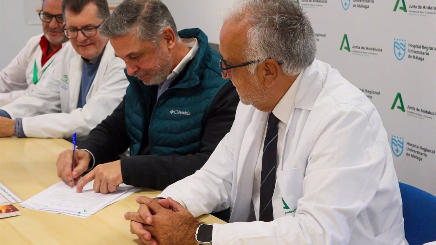 Hospital Regional y AECC firman acuerdo para fomentar voluntariado de apoyo a pacientes oncológicos y familias