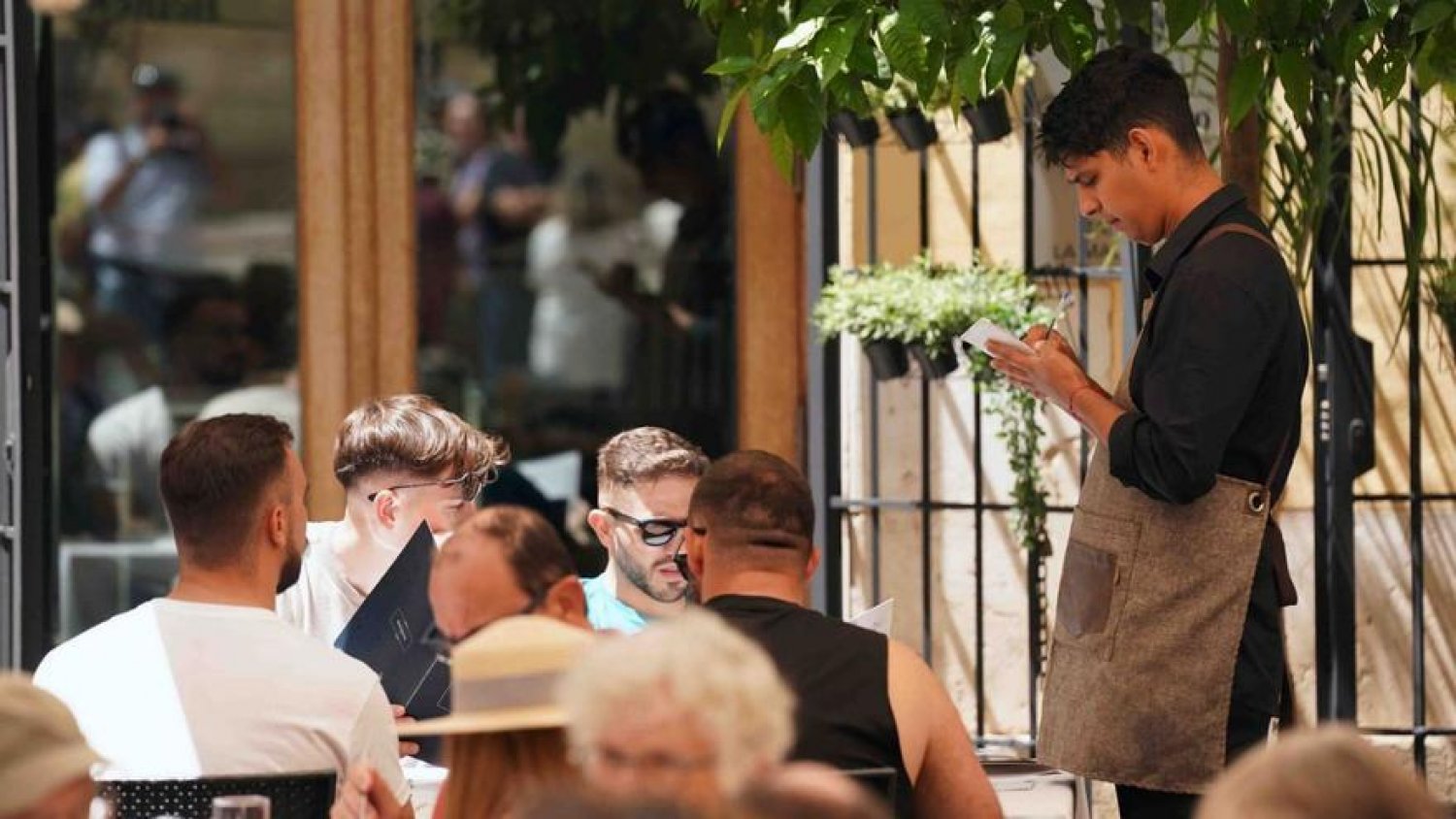 La hostelería alcanza un récord en Málaga con más de 100.000 empleos de media y un aumento del 5,5% en 2024