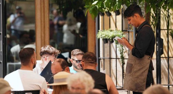 La hostelería alcanza un récord en Málaga con más de 100.000 empleos de media y un aumento del 5,5% en 2024
