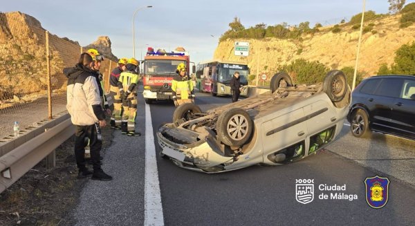 Bomberos intervienen tras un accidente en la MA-24 con un vehículo volcado