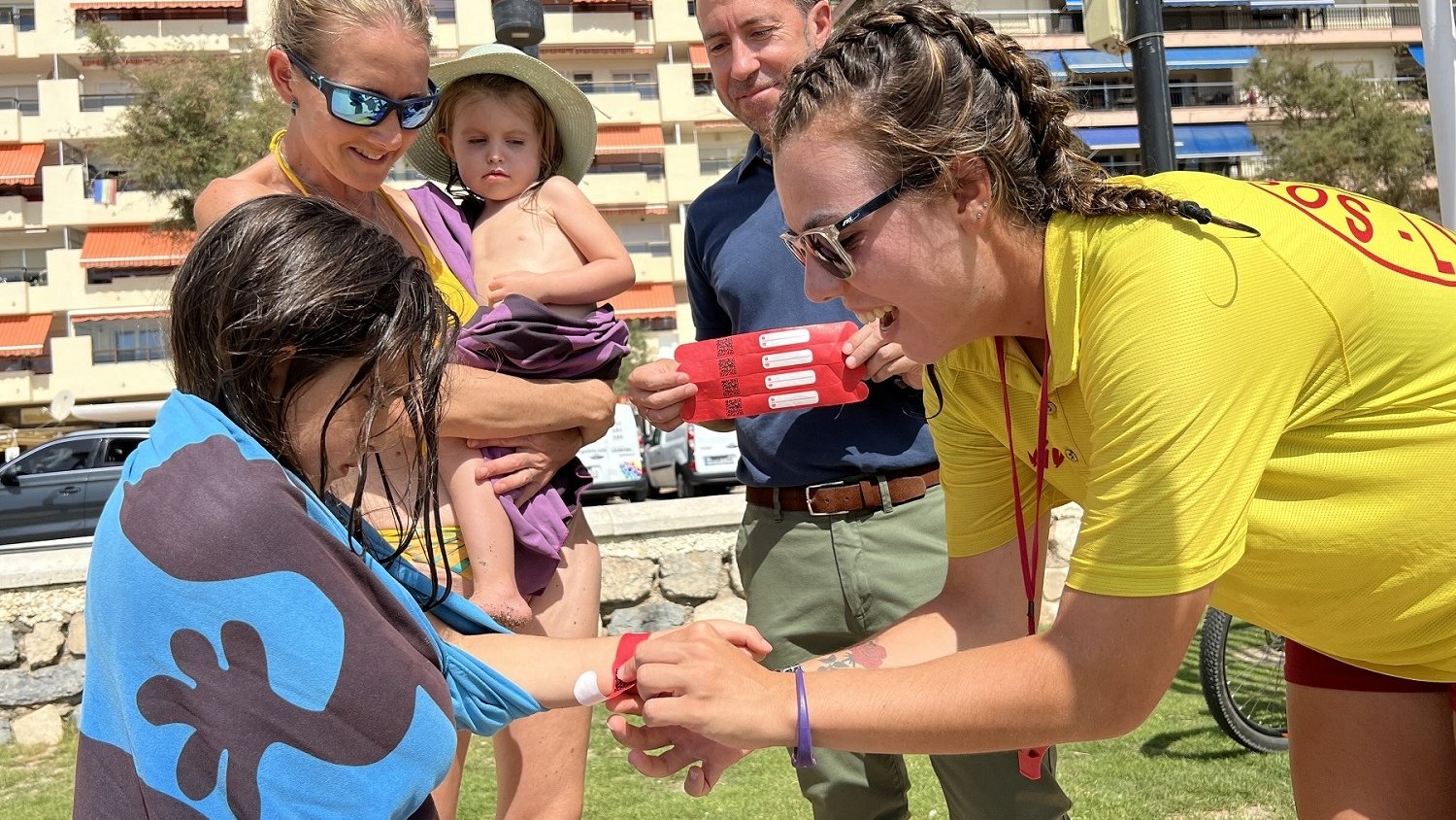 Fuengirola ofrece pulseras identificativas en las playas para facilitar la búsqueda de personas en caso de pérdida