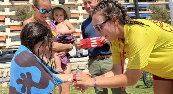 Fuengirola ofrece pulseras identificativas en las playas para facilitar la búsqueda de personas en caso de pérdida