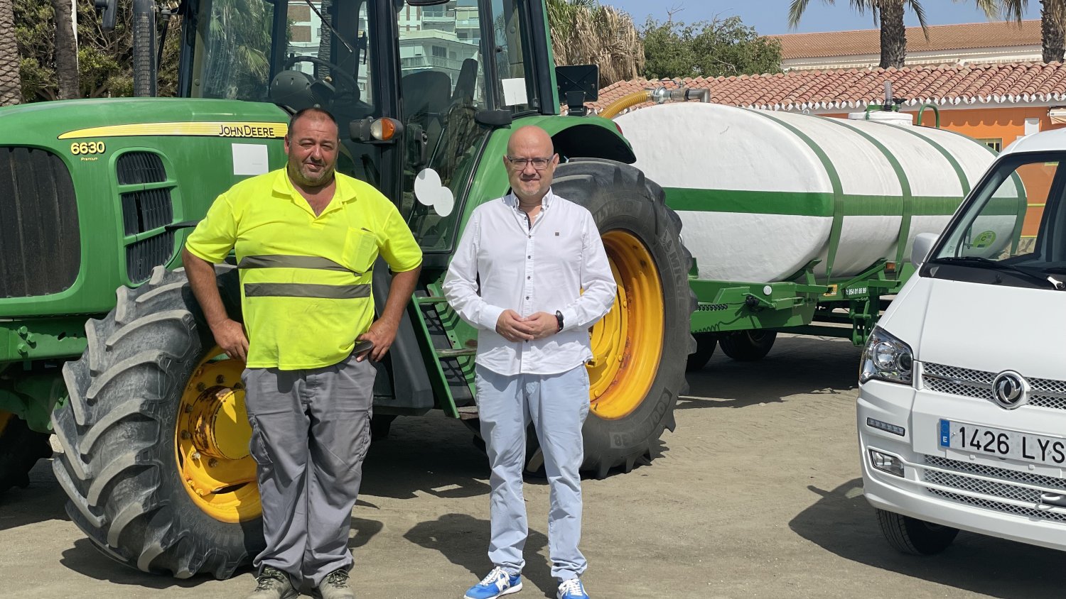 Vélez-Málaga incorpora a su organigrama de trabajo para playas una nueva cuba de limpieza y un vehículo de actuación rápida