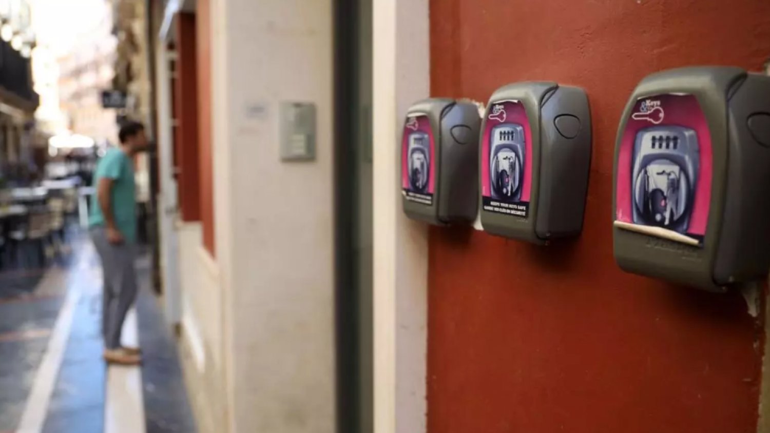 Málaga prohíbe inscribir nuevas viviendas turísticas en 43 barrios de la ciudad a partir de mañana
