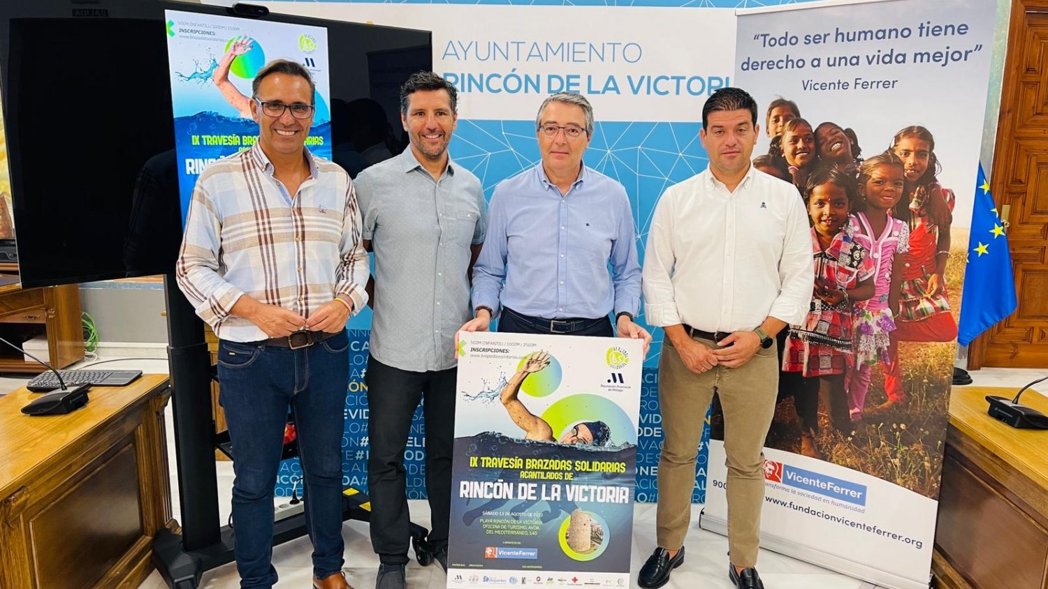 Rincón de la Victoria acoge la IX Travesía Brazadas Solidarias Acantilados