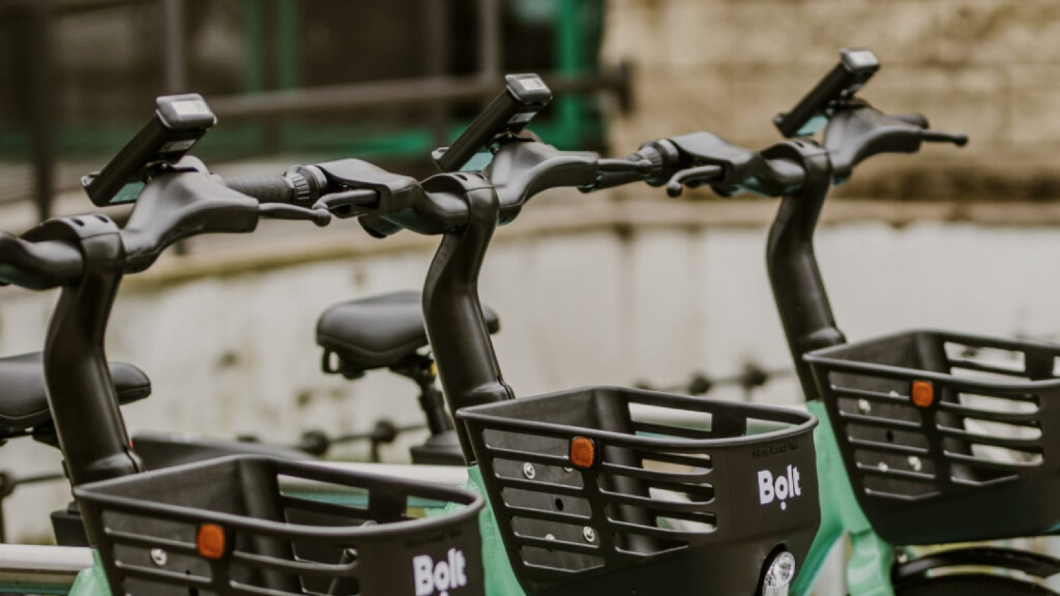 Iniciado el procedimiento para prohibir estacionar en la vía pública a empresas de VMP y bicicletas de alquiler en Málaga