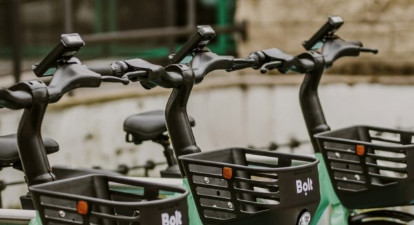 Iniciado el procedimiento para prohibir estacionar en la vía pública a empresas de VMP y bicicletas de alquiler en Málaga