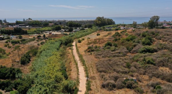 El Ayuntamiento de Estepona proyecta una senda fluvial que conectará el río Guadalmina con el corredor litoral