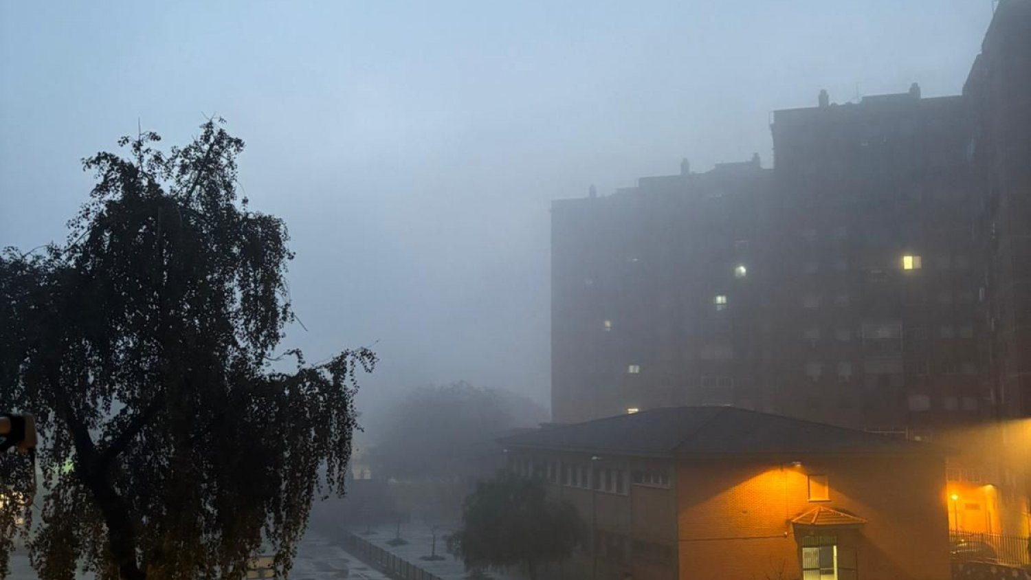 La niebla que ha cubierto Málaga esta mañana ha provocado incidencias en el aeropuerto y el tráfico de la ciudad 