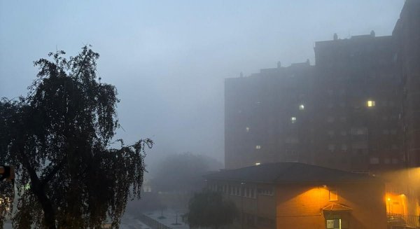 La niebla que ha cubierto Málaga esta mañana ha provocado incidencias en el aeropuerto y el tráfico de la ciudad 