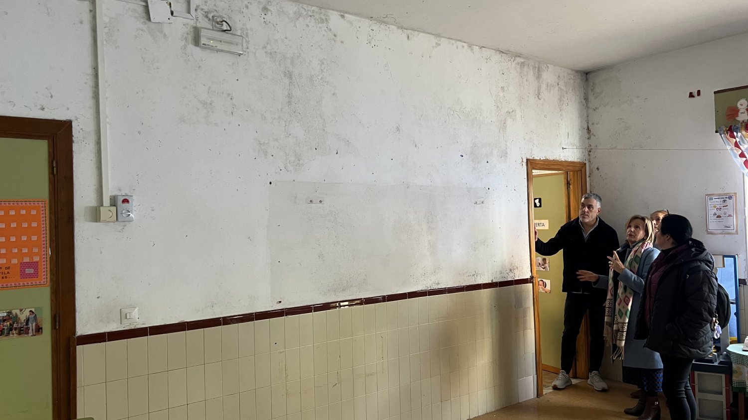 El PSOE acusa a De la Torre de 'abandonar la educación pública' en un colegio 'plagado de humedades'