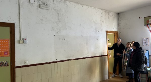 El PSOE acusa a De la Torre de 'abandonar la educación pública' en un colegio 'plagado de humedades'