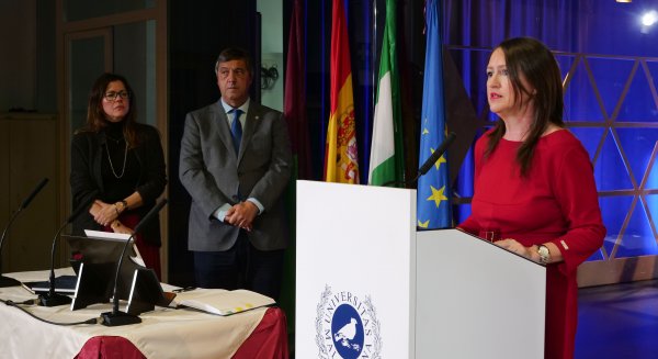 Bella Palomo toma posesión como la nueva decana de la Facultad de Ciencias de la Comunicación de la UMA