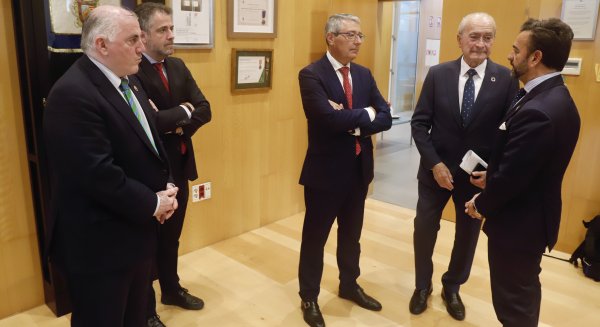 La Diputación celebra un encuentro de responsables de la Cámara de Cuentas de Andalucía con alcaldes y secretarios