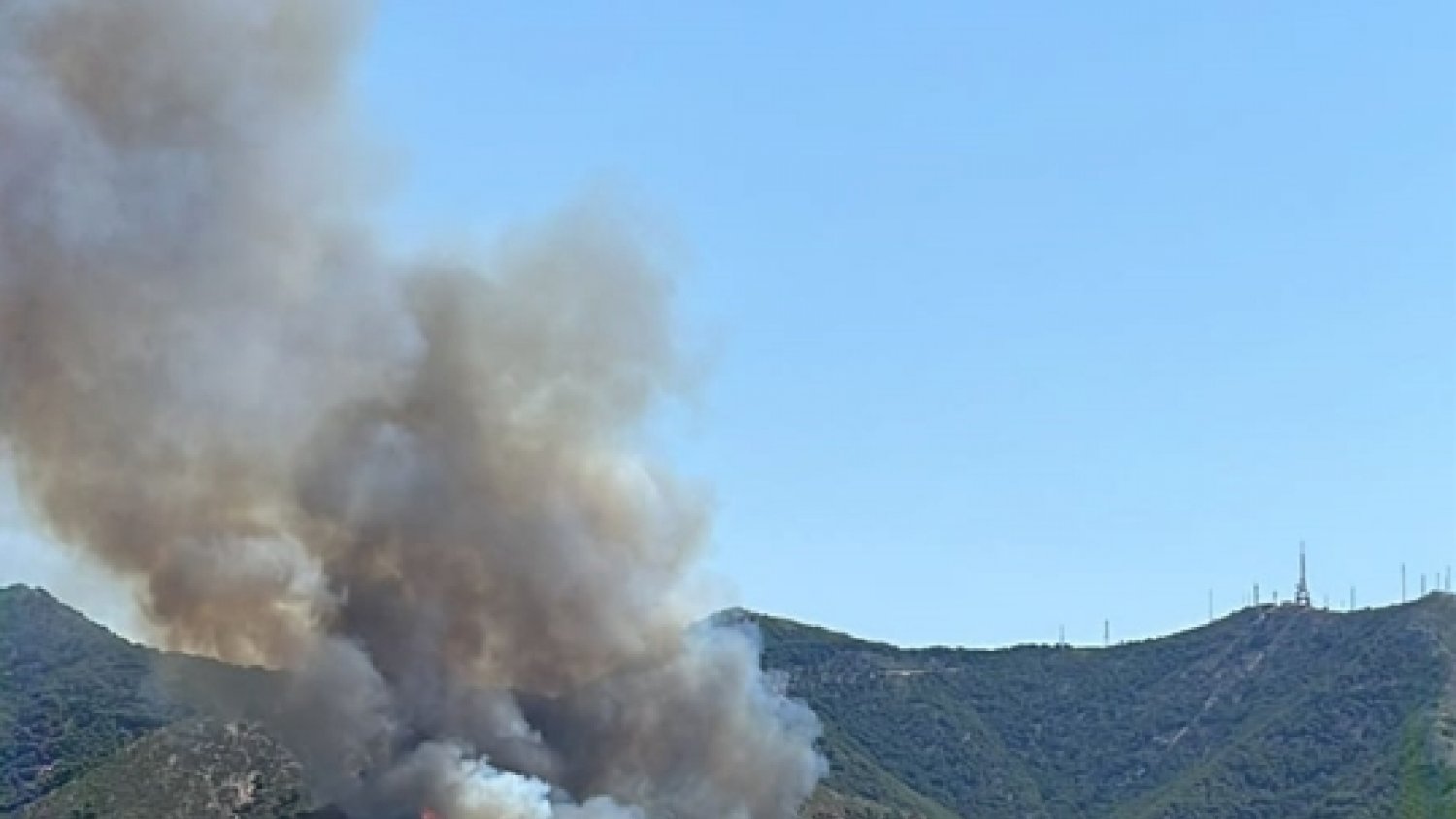 Desalojados más de 1.000 vecinos en Alahurín de la Torre debido al incendio declarado en el paraje El Higuerón