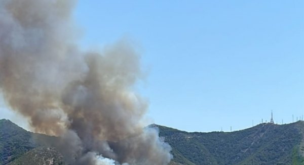 Desalojados más de 1.000 vecinos en Alahurín de la Torre debido al incendio declarado en el paraje El Higuerón