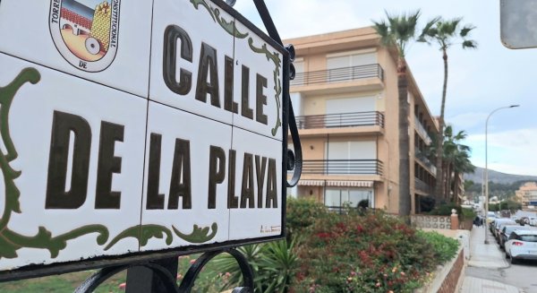 El Ayuntamiento de Torremolinos mejora la accesibilidad de calle De la Playa que pasará a ser de un único sentido para el tráfico