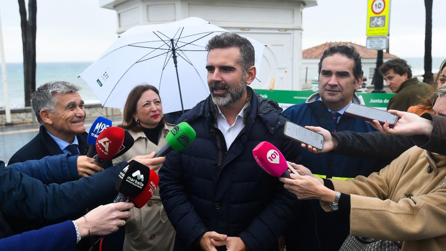 Fernández-Pacheco visita en San Pedro de Alcántara los nuevos colectores de saneamiento