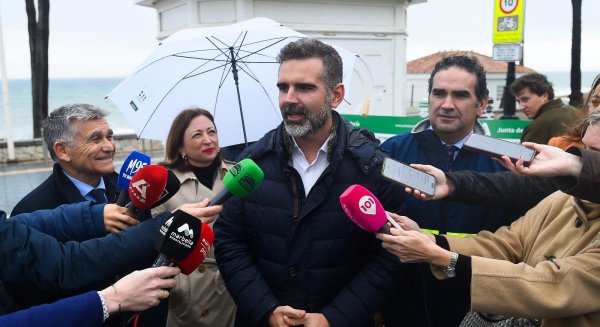 Fernández-Pacheco visita en San Pedro de Alcántara los nuevos colectores de saneamiento