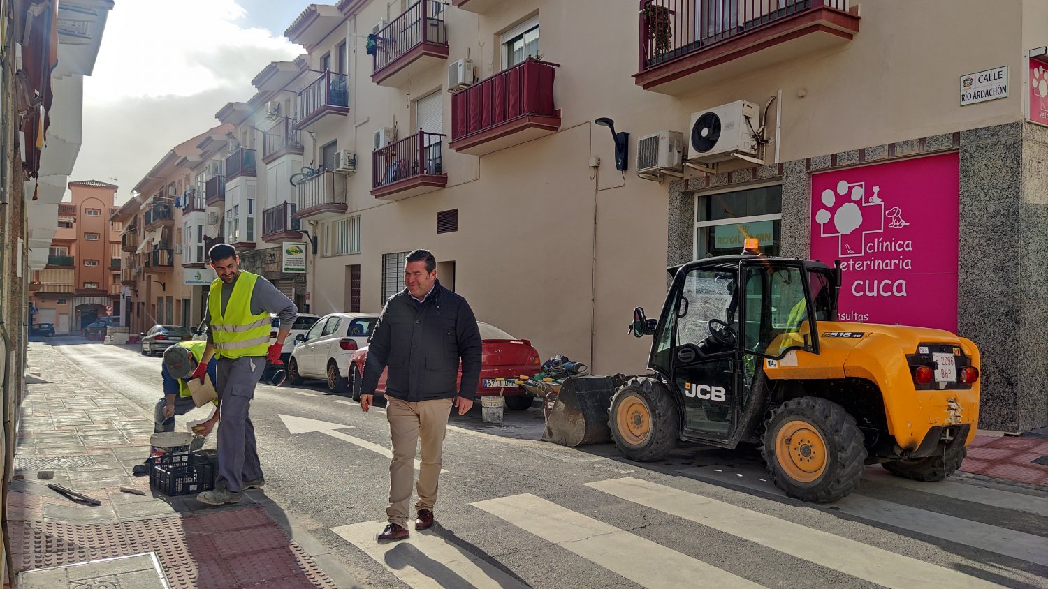 El Ayuntamiento de Mijas realiza la renovación en superficie de tres calles de Las Lagunas para ganar en accesibilidad