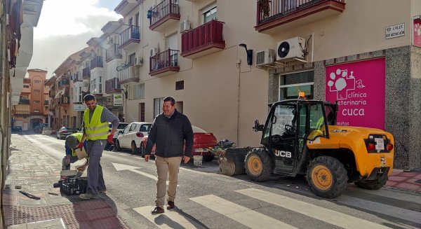 El Ayuntamiento de Mijas realiza la renovación en superficie de tres calles de Las Lagunas para ganar en accesibilidad