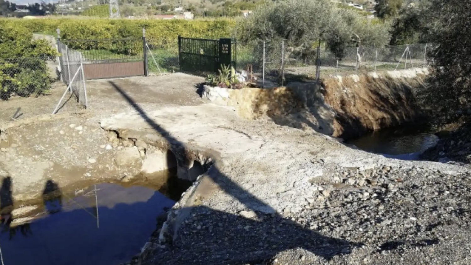 Afecciones a la movilidad con motivo del avance de la obra de mejora del drenaje de agua en calle Adonis y el Arroyo Pilones
