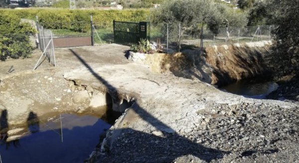Afecciones a la movilidad con motivo del avance de la obra de mejora del drenaje de agua en calle Adonis y el Arroyo Pilones