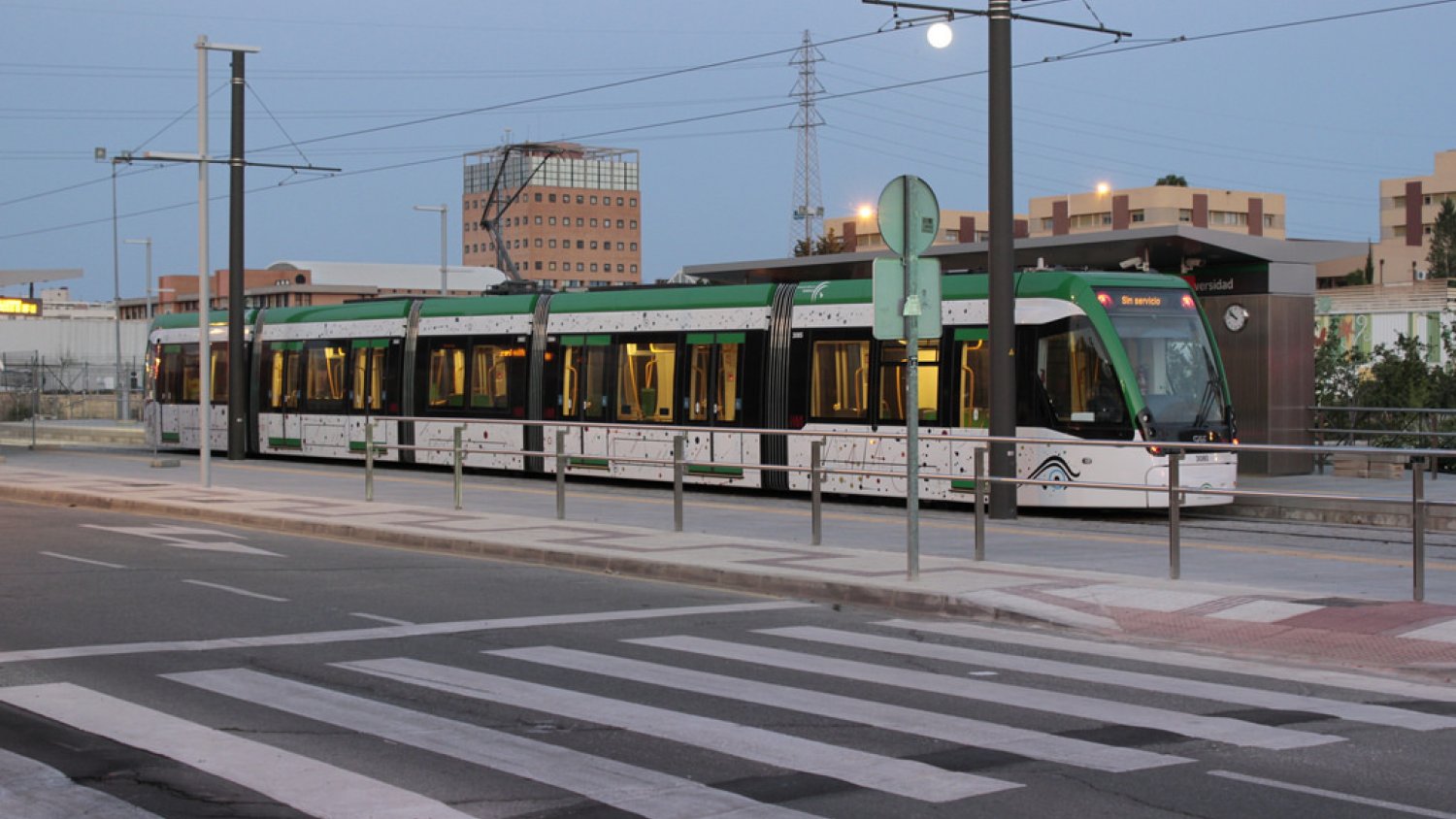 El Ayuntamiento instalará cámaras en el paso de metro controlado por semáforo en Teatinos
