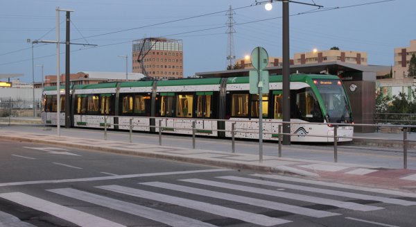 El Ayuntamiento instalará cámaras en el paso de metro controlado por semáforo en Teatinos