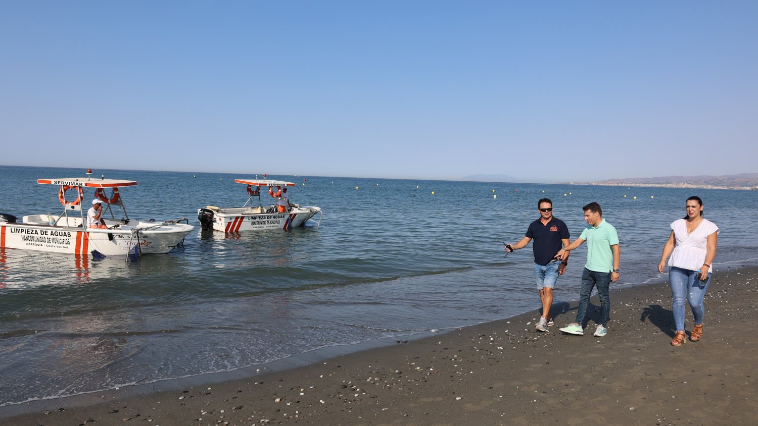 Torrox garantiza la limpieza del agua superficial de baño de sus playas con dos embarcaciones