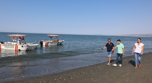 Torrox garantiza la limpieza del agua superficial de baño de sus playas con dos embarcaciones