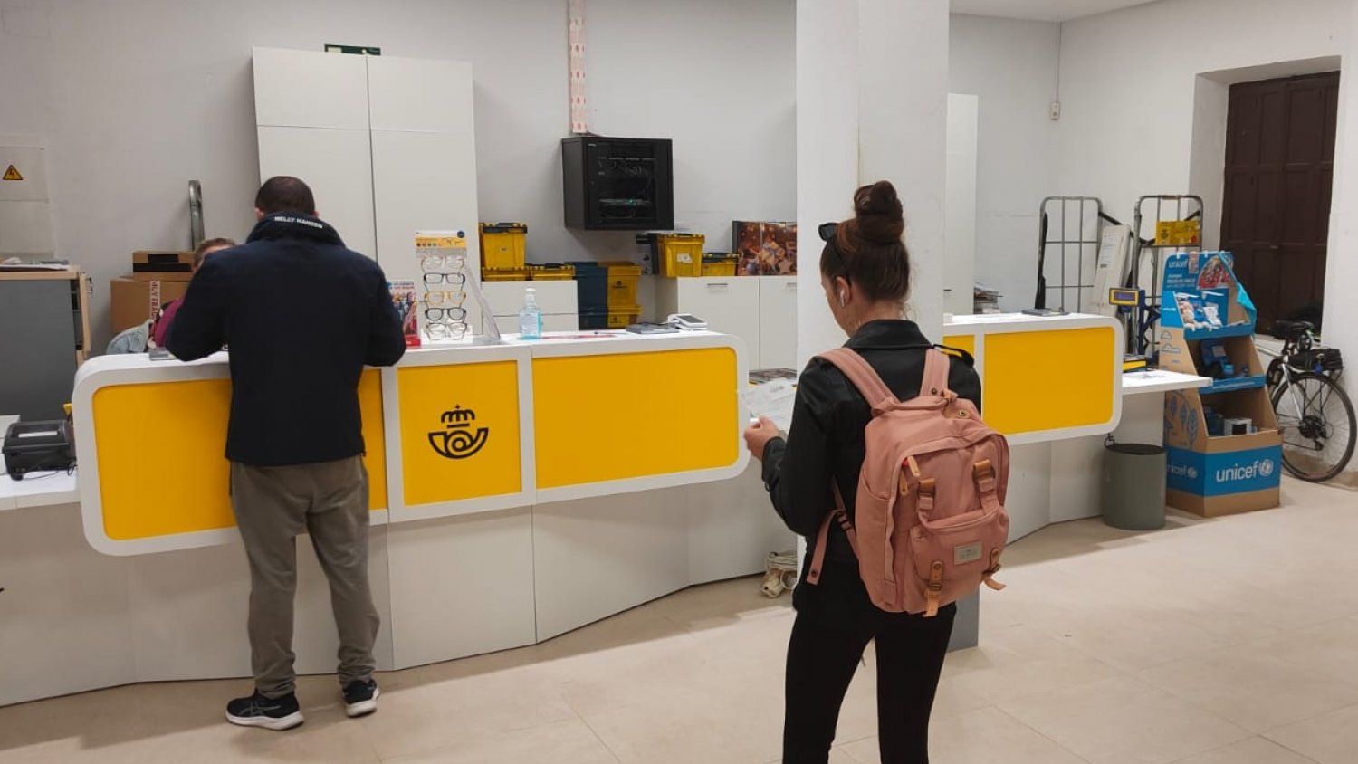 Correos distribuye en la provincia de Málaga cerca de 80.000 distintivos ambientales de la DGT durante todo el año 2024