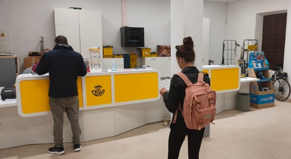 Correos distribuye en la provincia de Málaga cerca de 80.000 distintivos ambientales de la DGT durante todo el año 2024