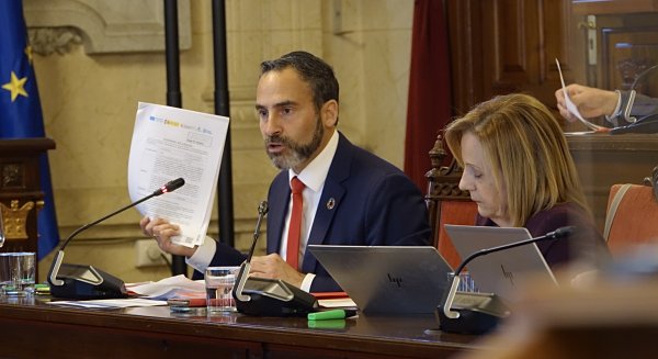 Pérez recrimina a De la Torre 'que sacrifique la identidad de Málaga' mientras permite 'que 35.000 malagueños se vayan de su ciudad'